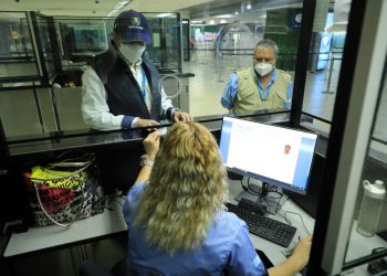 Instalan equipo de cómputo para agilizar control migratorio en Aeropuerto La Aurora