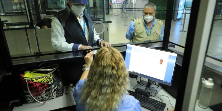 Instalan equipo de cómputo para agilizar control migratorio en Aeropuerto La Aurora