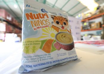 Presidente entrega alimento NutriNiños en Zacapa