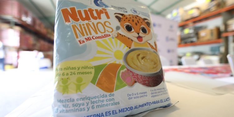 Presidente entrega alimento NutriNiños en Zacapa