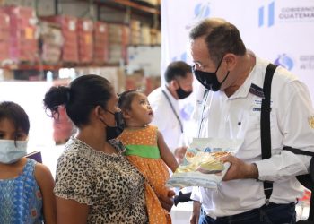 Presidente entrega alimento NutriNiños en Zacapa