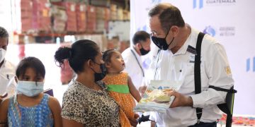 Presidente entrega alimento NutriNiños en Zacapa
