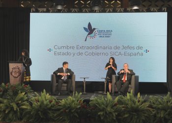 Presidente Giammattei durante la conferencia de prensa tras concluir la cumbre del Sica.