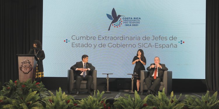 Presidente Giammattei durante la conferencia de prensa tras concluir la cumbre del Sica.