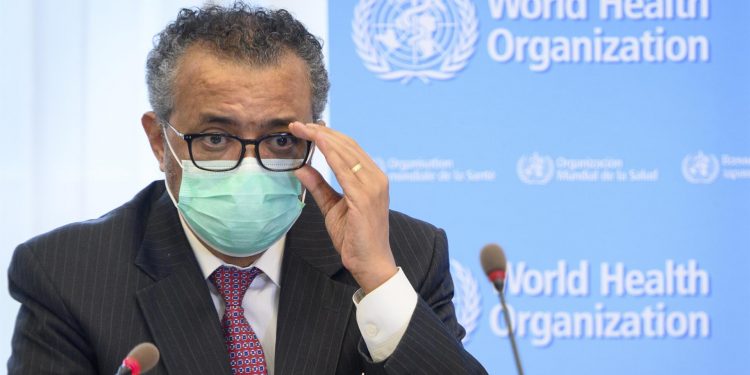 Contagios globales bajan por séptima semana consecutiva pero suben en África