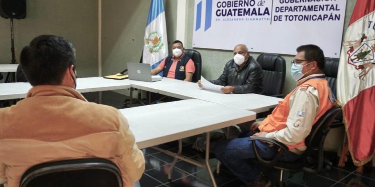 Analizan avance de apoyo alimentario para afectados por COVID-19 en Totonicapán