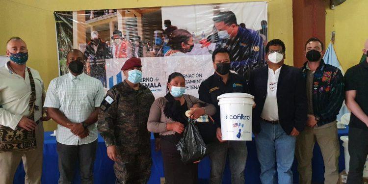 Distribuyen ecofiltros entre familias afectadas por la desnutrición