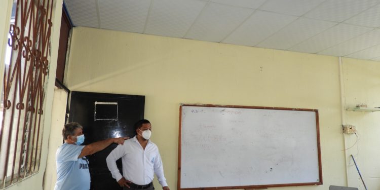 Supervisan trabajos de remozamiento en escuela en Petén