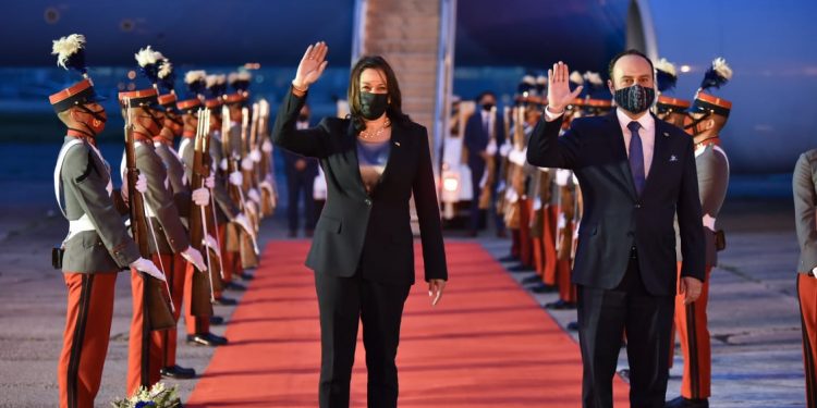 Vicepresidenta Kamala Harris arriba a Guatemala para gira de trabajo