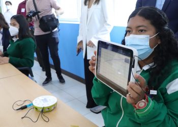 Entregan equipo tecnológico a Escuela Normal Central para Varones