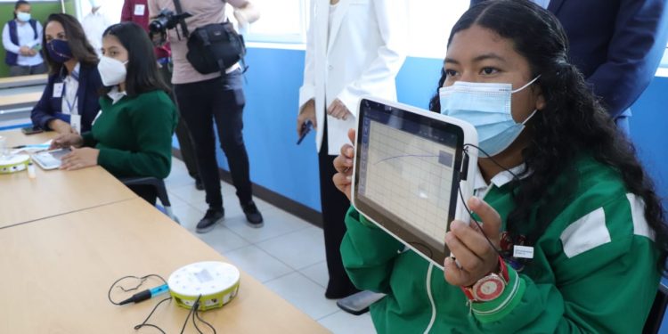 Entregan equipo tecnológico a Escuela Normal Central para Varones