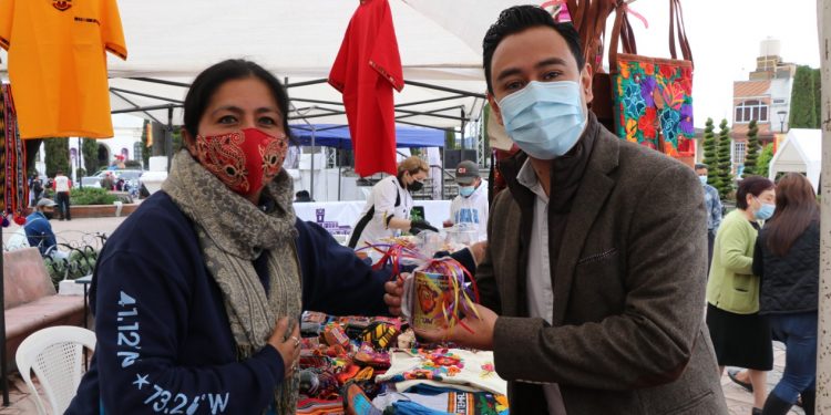 Feria de artesanos y productores impulsa economía de San Pedro Sacatepéquez