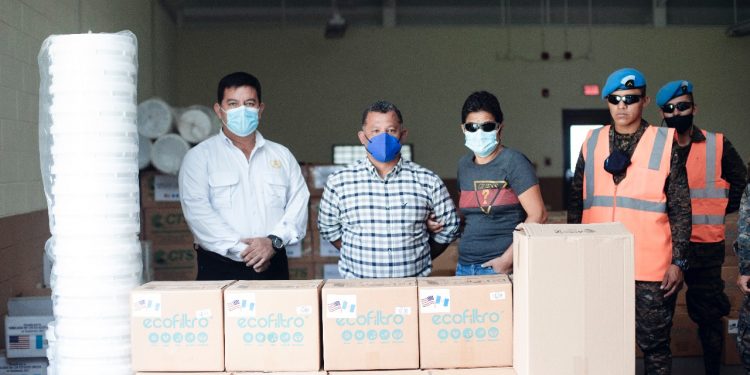 Estados Unidos dona alimentos, pintura y productos de limpieza en Alta Verapaz