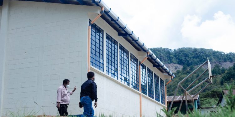 Supervisan ampliación de escuela en aldea de Alta Verapaz