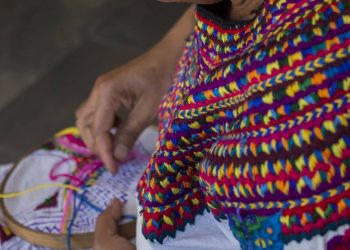 Tejidos artesanales de San Mateo Ixtatán destacan en la moda estadounidense