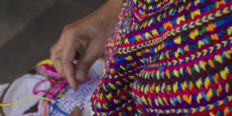 Tejidos artesanales de San Mateo Ixtatán destacan en la moda estadounidense