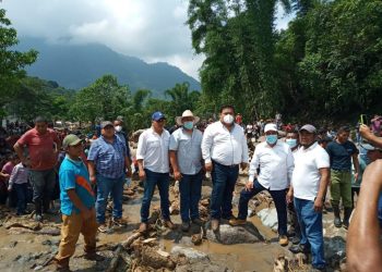 Verifican daños por desbordamiento de río en Sololá