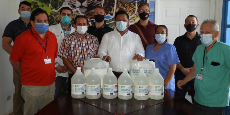 Estados Unidos dona cloro y alcohol en gel para hospitales en Petén