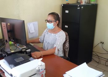 Gobernador de Jutiapa verifica atención en oficina de Relaciones Exteriores