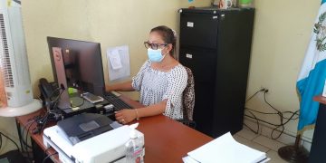 Gobernador de Jutiapa verifica atención en oficina de Relaciones Exteriores