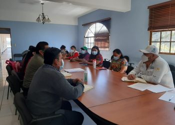 Gobernación de Chimaltenango mantiene diálogo con personal de Salud