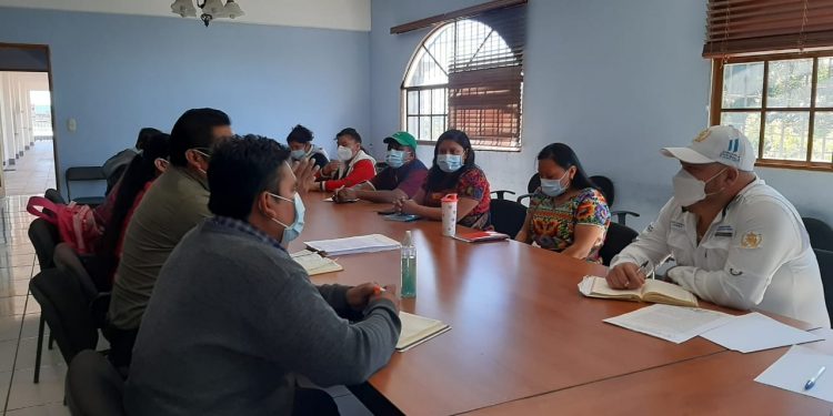 Gobernación de Chimaltenango mantiene diálogo con personal de Salud