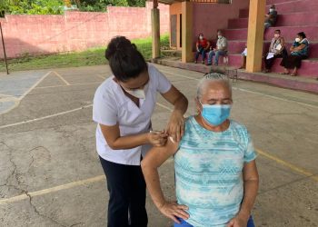 Vecinos de Morales, Izabal, reciben primera dosis contra COVID-19