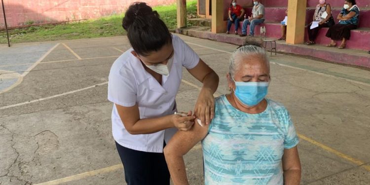 Vecinos de Morales, Izabal, reciben primera dosis contra COVID-19