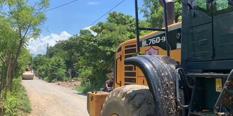 Comienzan trabajos para mejorar carretera que conduce a la sierra de las Minas
