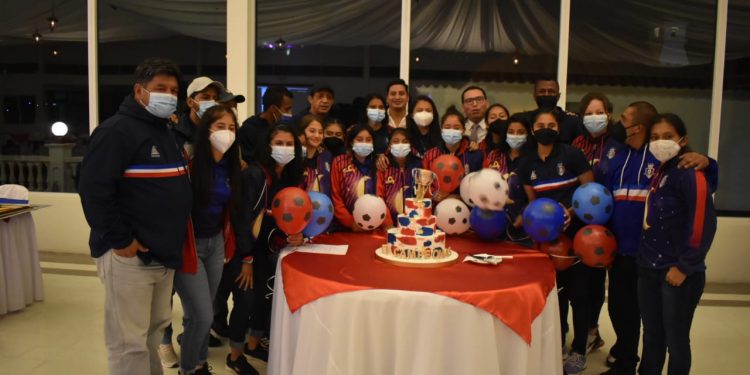 Quetzaltenango homenajea a bicampeonas de la liga femenina de futbol