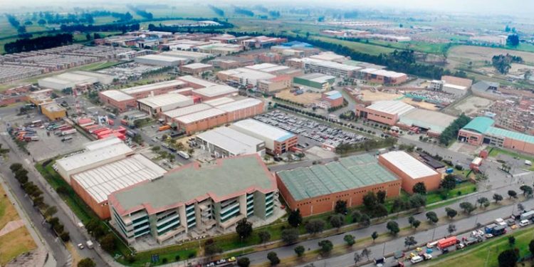 Se oficializan Ley Antitrámites y reformas a las zonas francas