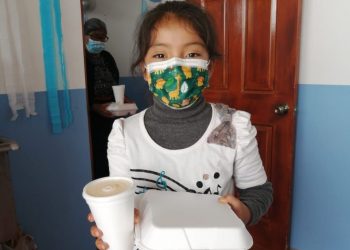 Población de Esquipulas Palo Gordo recibe raciones de alimentos en nuevo Comedor Social./Foto: Mides