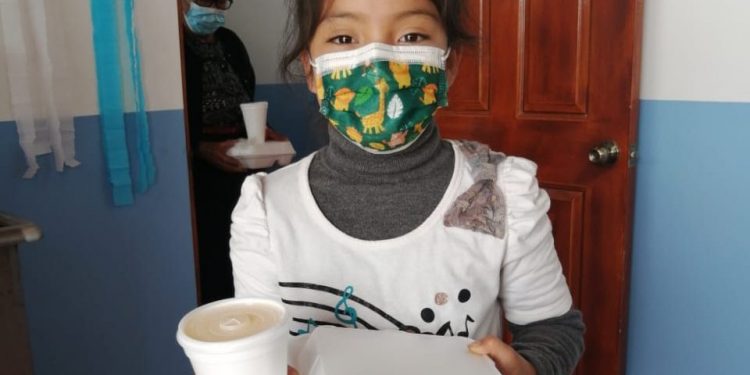 Población de Esquipulas Palo Gordo recibe raciones de alimentos en nuevo Comedor Social./Foto: Mides