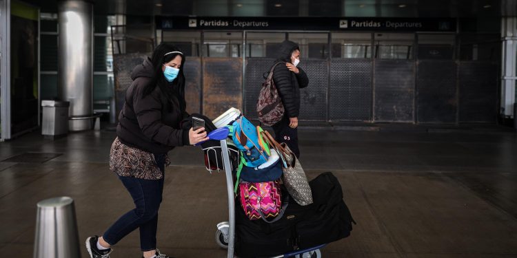 Argentina genera malestar al endurecer las restricciones a la llegada de vuelos