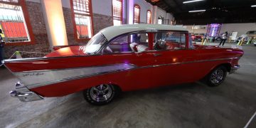 Exposición de vehículos clásicos en el Museo del Ferrocarril