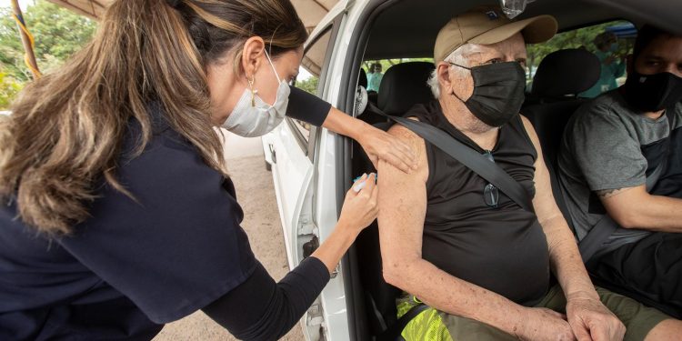 Vacunación evitó la muerte de 43 mil ancianos en Brasil