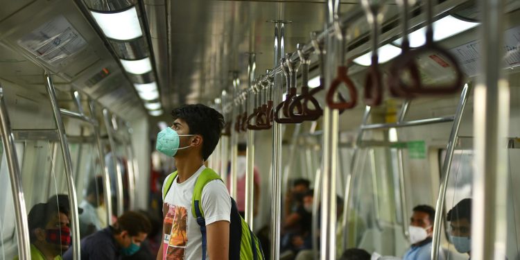 Nueva Delhi reabre tiendas y restaurantes en medio de una bajada de casos