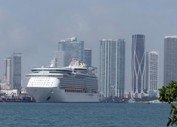 EE. UU. suaviza la alerta sanitaria del COVID-19 para pasajeros de cruceros
