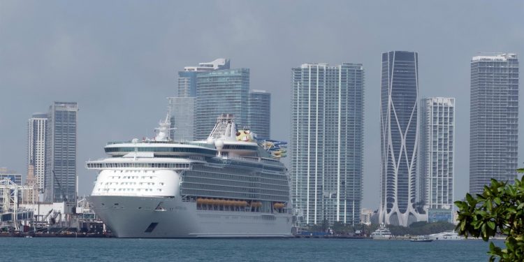 EE. UU. suaviza la alerta sanitaria del COVID-19 para pasajeros de cruceros