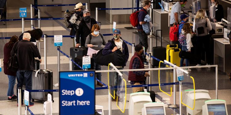 EE. UU. flexibiliza sus recomendaciones para viajar a 60 países