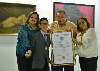 Usac entrega reconocimiento al periodista Gary Cuyán por su liderazgo universitario