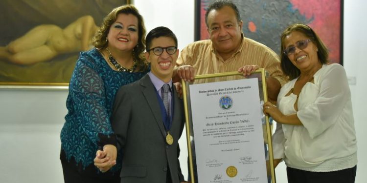Usac entrega reconocimiento al periodista Gary Cuyán por su liderazgo universitario
