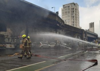 Se declara un fuerte incendio en una estación de tren de Londres
