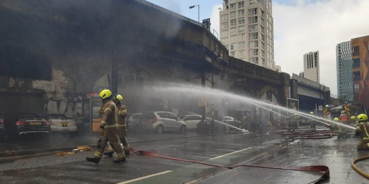 Se declara un fuerte incendio en una estación de tren de Londres