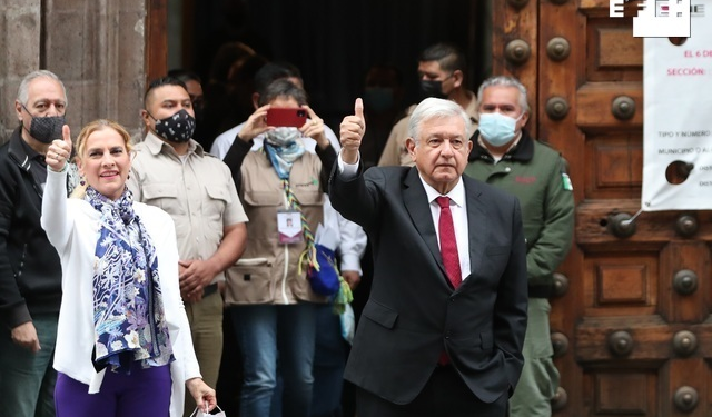 “¡Que viva la democracia!”, dice López Obrador al votar en comicios intermedios