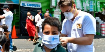 Guatemaltecos utilizan mascarillas para evitar contagios de COVID-19./Foto: AGN.