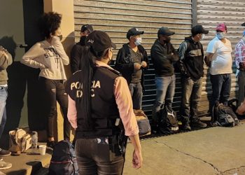 PNC y MP coordinan rescate de 13 migrantes en zona 1 capitalina