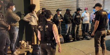 PNC y MP coordinan rescate de 13 migrantes en zona 1 capitalina