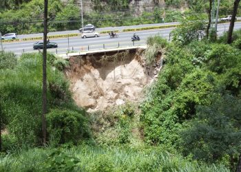 Trabajan en tramo afectado por un socavamiento en la CA-9 Sur