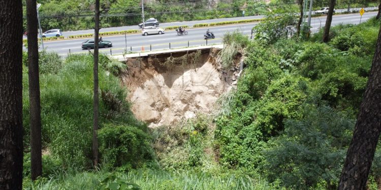 Trabajan en tramo afectado por un socavamiento en la CA-9 Sur
